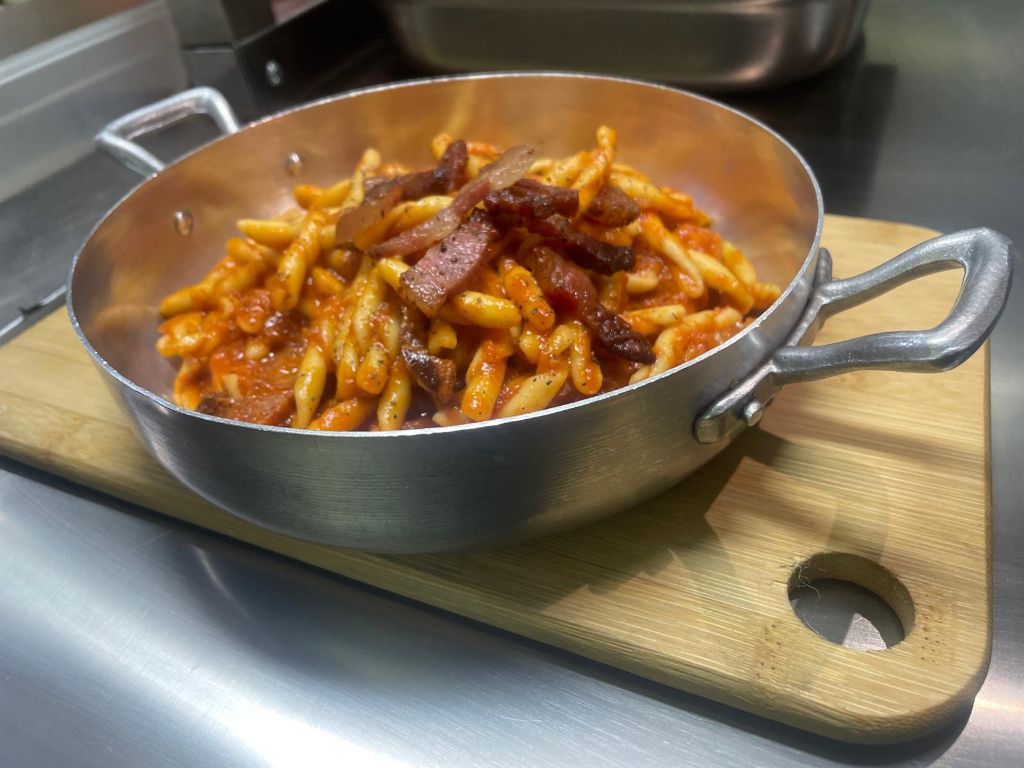 Pasta alla gricia con guanciale croccante