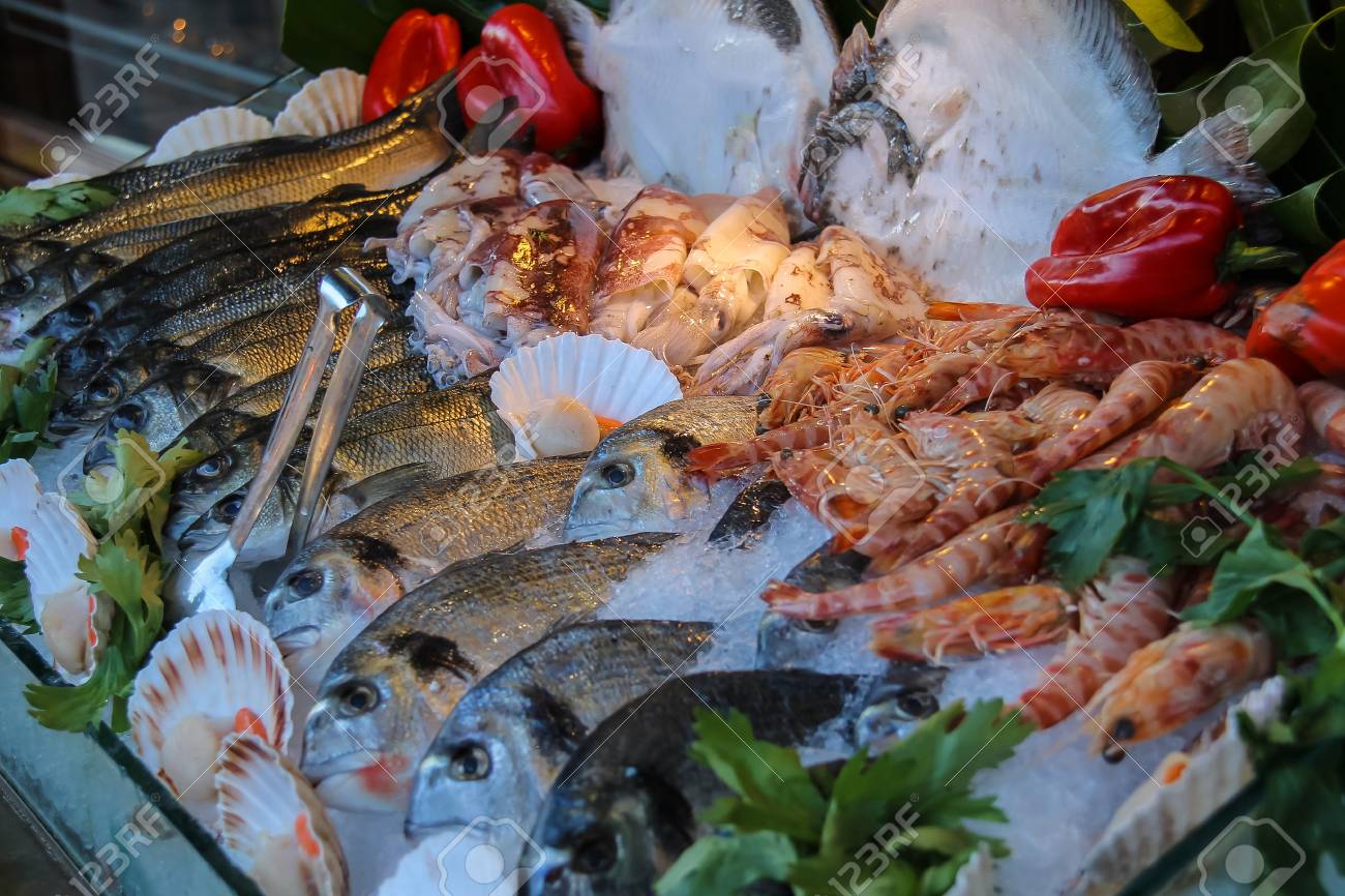 Frutti di mare freschi esposti su ghiaccio - Selezione quotidiana
