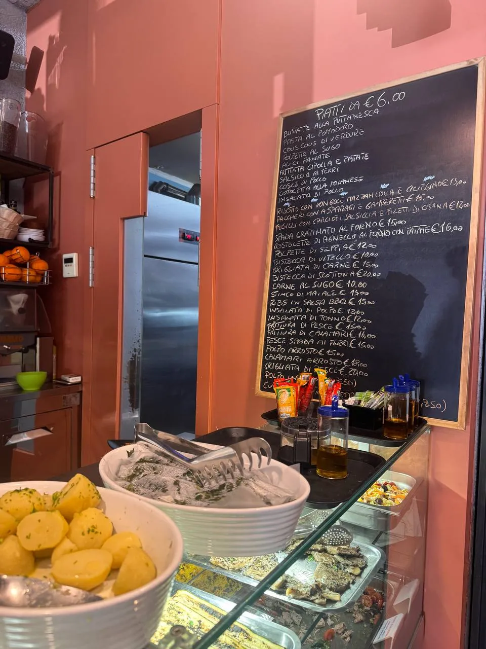 Bancone con lavagna menu del giorno