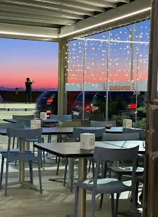 Terrazza dall'interno con lucine al tramonto