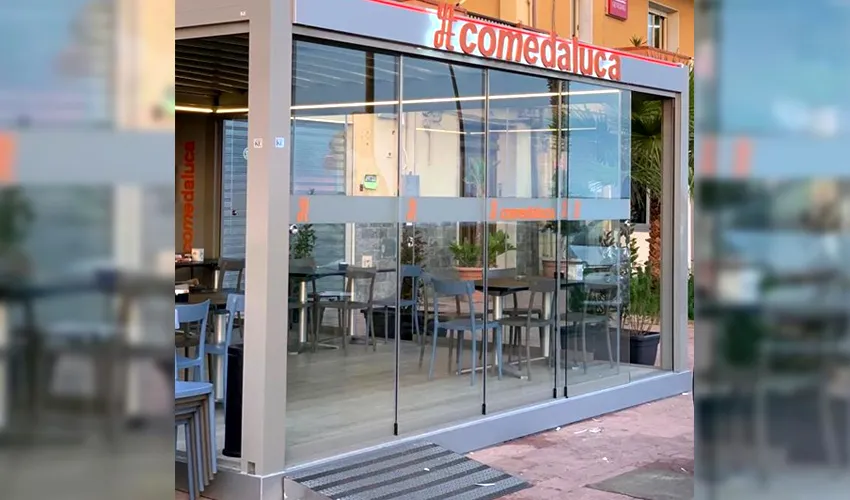 Esterno del ristorante con vetrata e logo