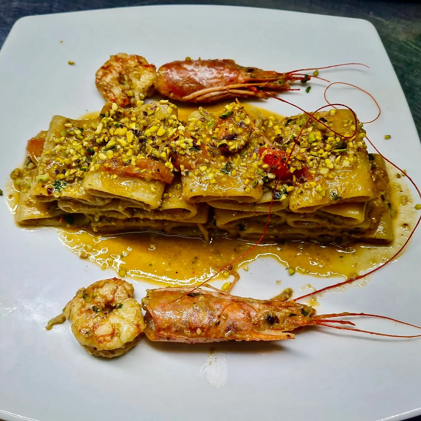 Paccheri ai gamberoni freschi, piatto del ristorante #comedaluca sul Lungomare di Gela