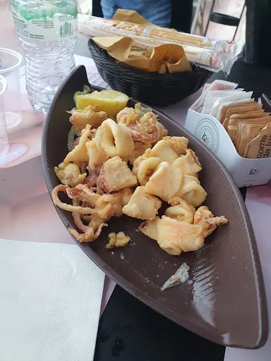 Frittura di calamari e gamberi freschi servita al ristorante #comedaluca