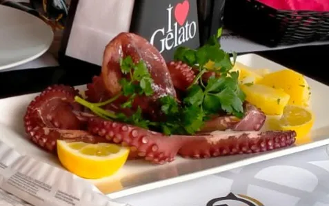 Secondo di pesce fresco servito al ristorante #comedaluca a Gela