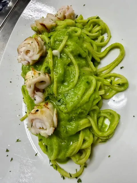 Tagliolini with pea cream and calamari