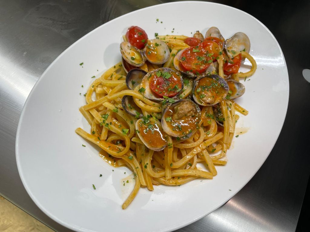 Dettaglio degli spaghetti alle vongole veraci con prezzemolo fresco