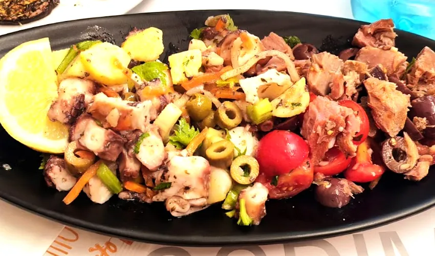 Piatto di pesce grigliato alla brace